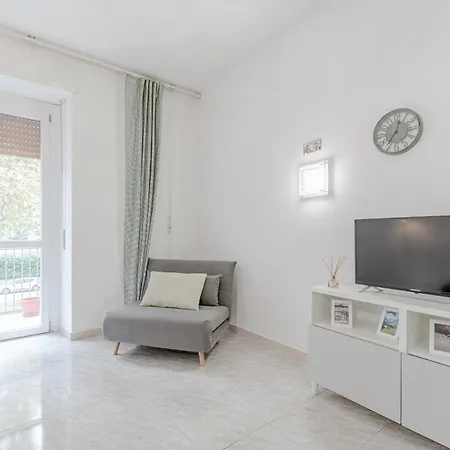 Guesthost - Bright Near Parco Dora - Two Balconies 아파트